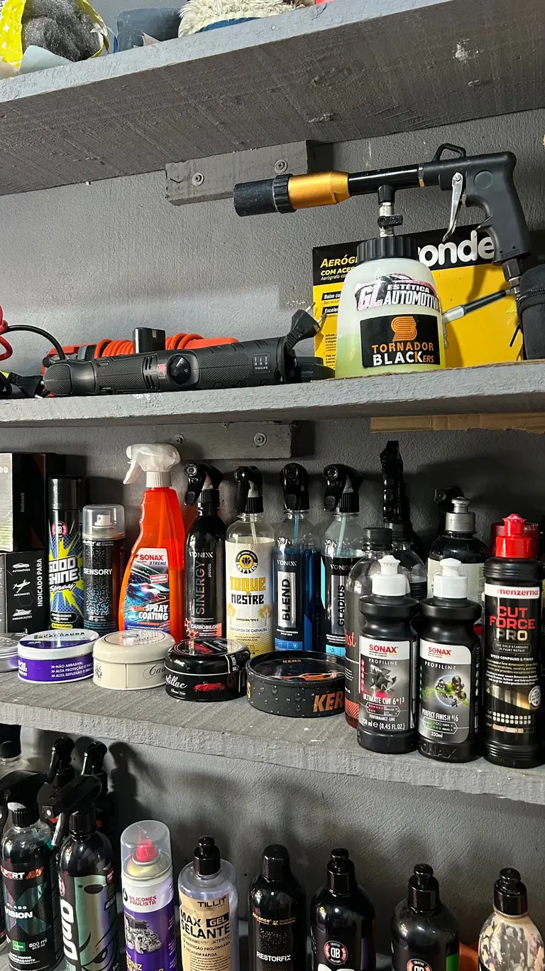 Prateleira com produtos de polimento, ceras e acessórios.