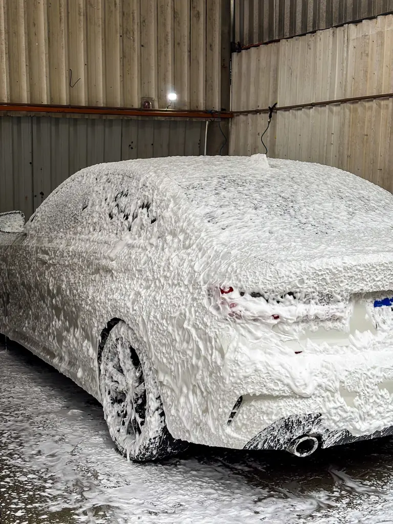 Carro coberto de espuma durante a lavação no box da GL.